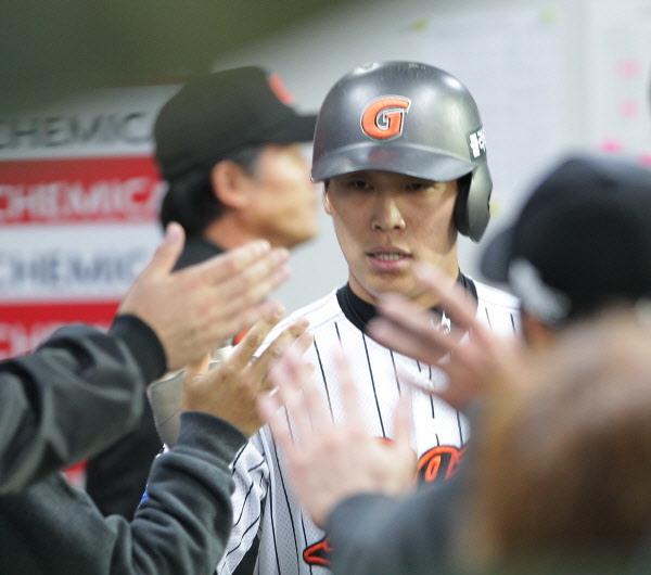 김민하 선수를 불러들이는 손아섭 선수의 선취타점